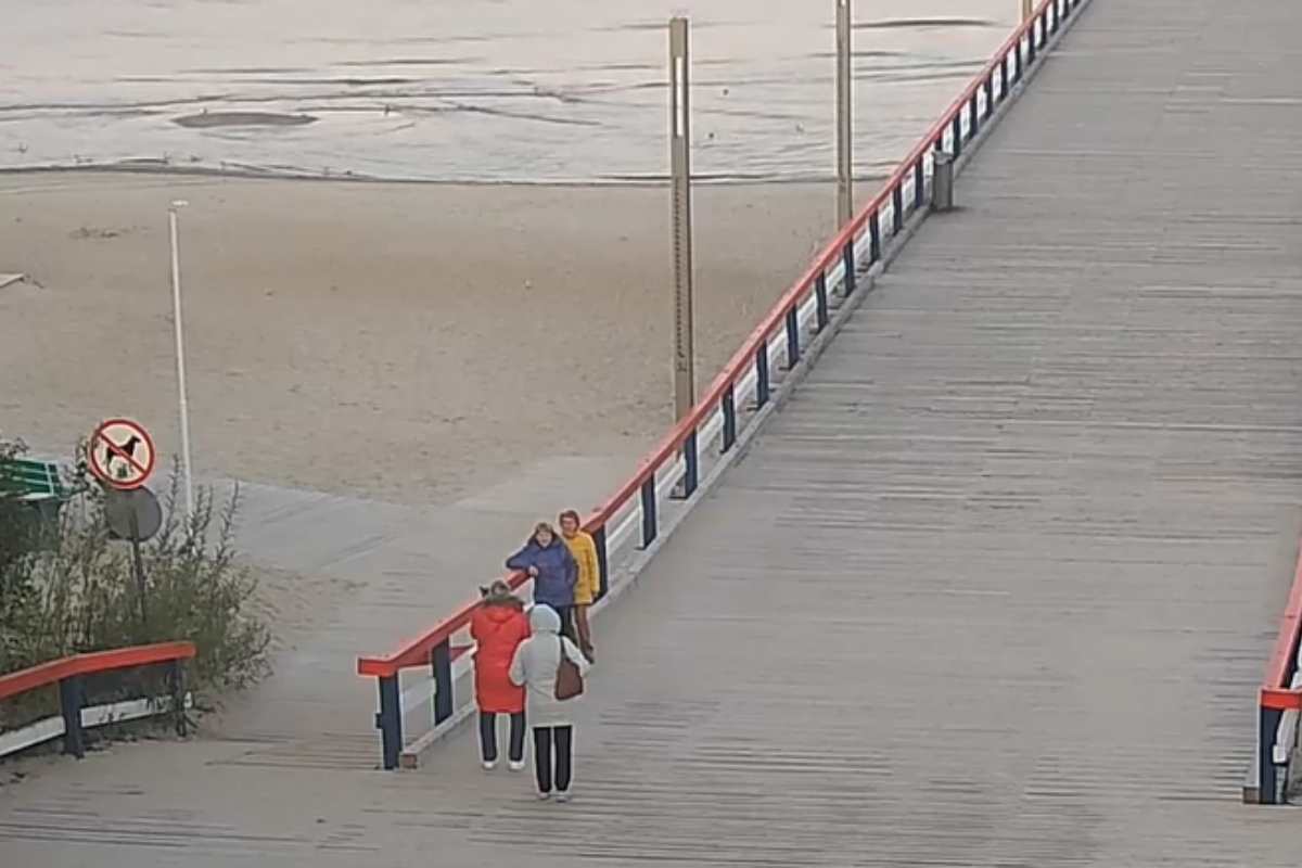 Senjorų savaitės proga – ankstyvas rytas Palangos tilte tampa susitikimų ir šypsenų vieta. Nuotrauka i6trauka iš ryte filmuotos medžiagos.